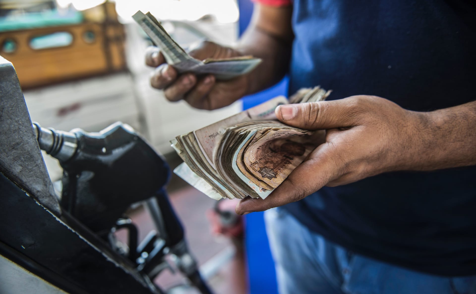 “بعد الزيادة الأخيرة” حقيقة ارتفاع اسعار البنزين اليوم السبت 15 يونيو 2024 للمستهلك فى مصر واسعار البترول عالميا