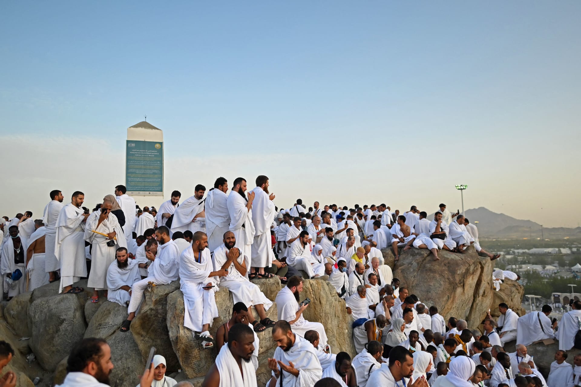 “الجميع فى حالة ذهول” أكتشاف اعمال سحر علي جبل عرفات بعد مراسم الحج 2024