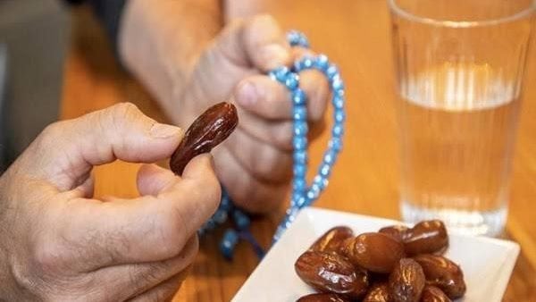 هل صيام يوم عرفه فرض وهل يجوز صيام العشر من ذي الحجة بنية قضاء أيام رمضان و التعرف علي حكم من أكل أو شرب ناسياً