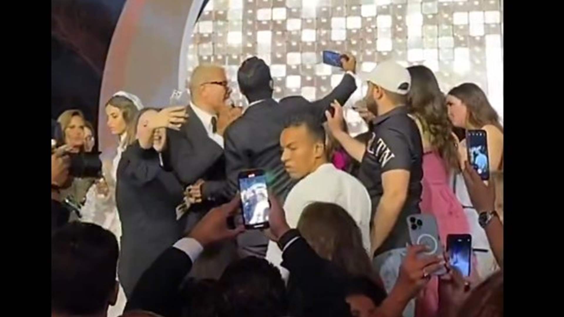 “الهضبة وازماته التى لاتنتهي” فيديو ضرب عمرو دياب لاحد متابعيه وهل سيعاقب عمرو دياب علي رد فعله ام لا