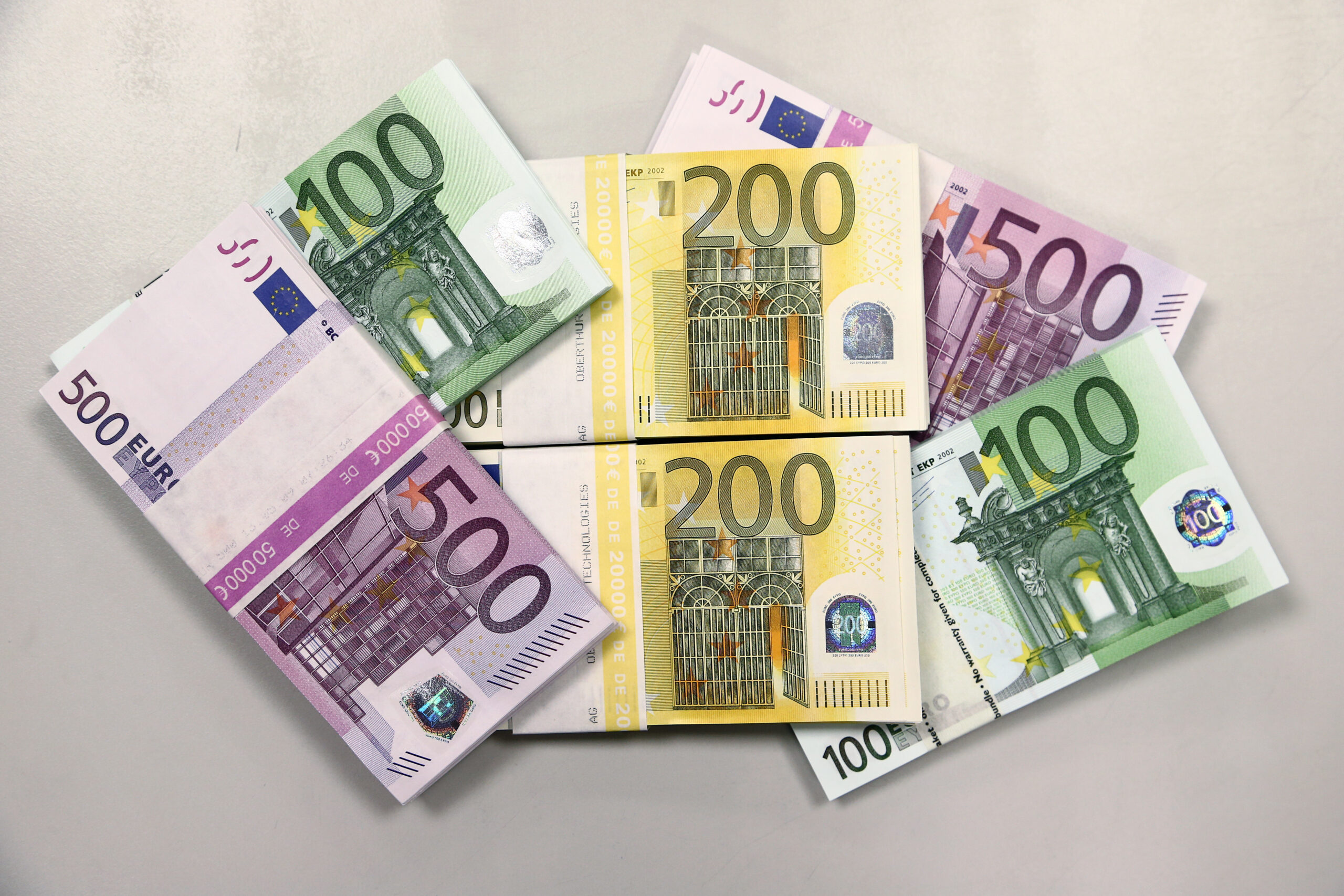“الحق حول الفلوس لاهل بيتك” سعر اليورو في السوق السوداء اليوم الموافق 3 يونيو 2024