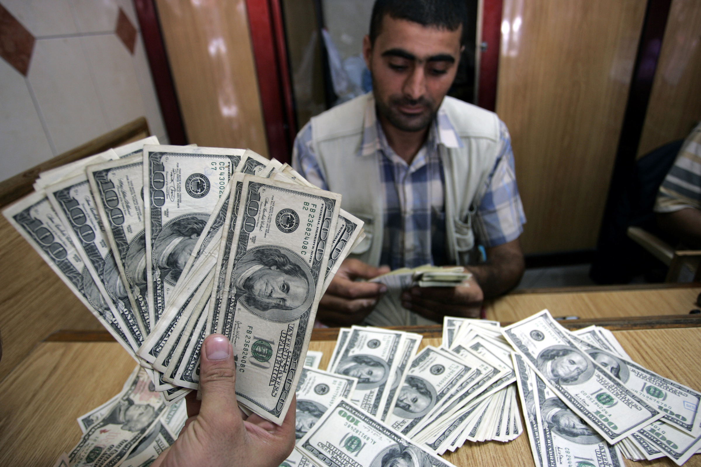“الاخضر رايح على فين” سعر الدولار اليوم فى السوق السوداء اليوم 14 يونيو 2024 وسعر الدولار فى البنوك المصرية