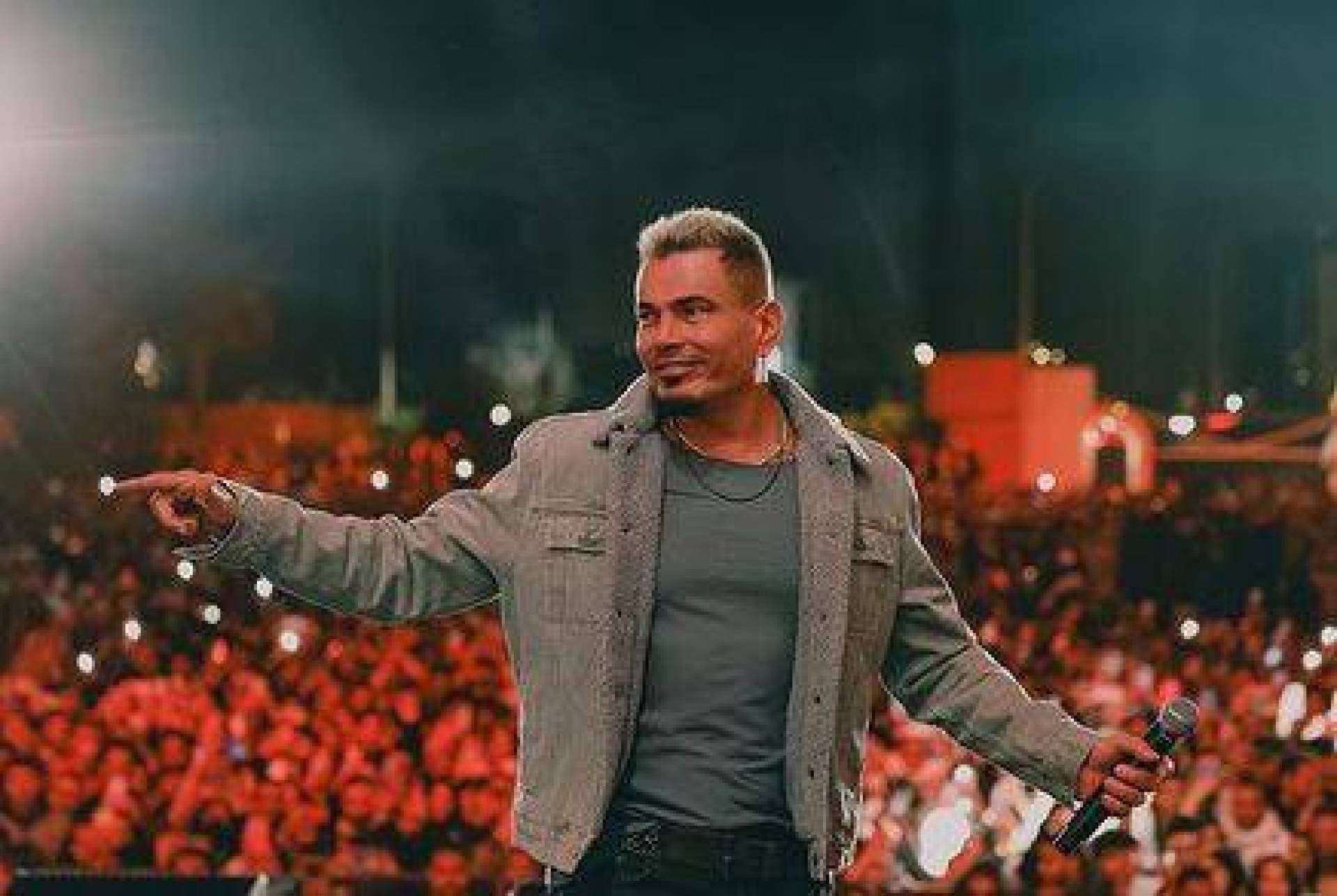 “صفع معجبًا” فيديو عمرو دياب الذي اثار مواقع التواصل الاجتماعي ورد فعل الجمهور على الهضبة