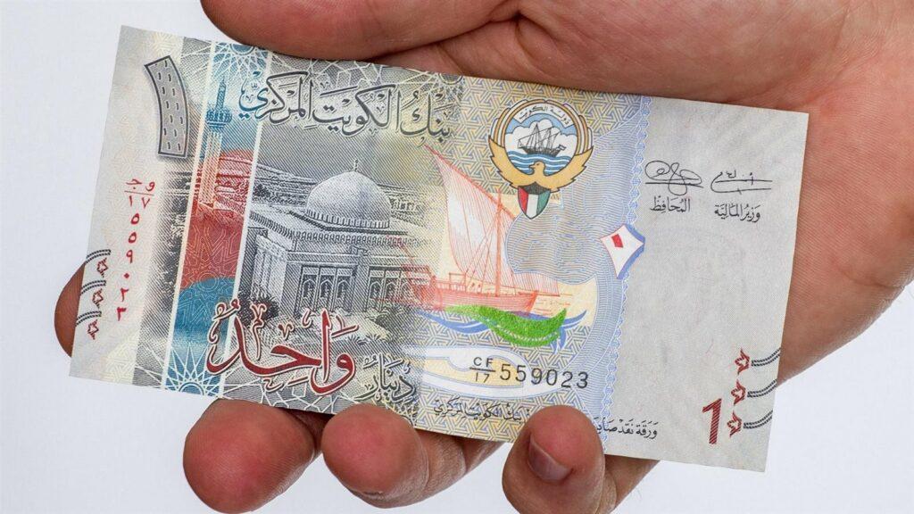 استقرار سعر الدينار الكويتي اليوم الأثنين 3 يونيو 2024 داخل السوق السوداء والبنك المركزى