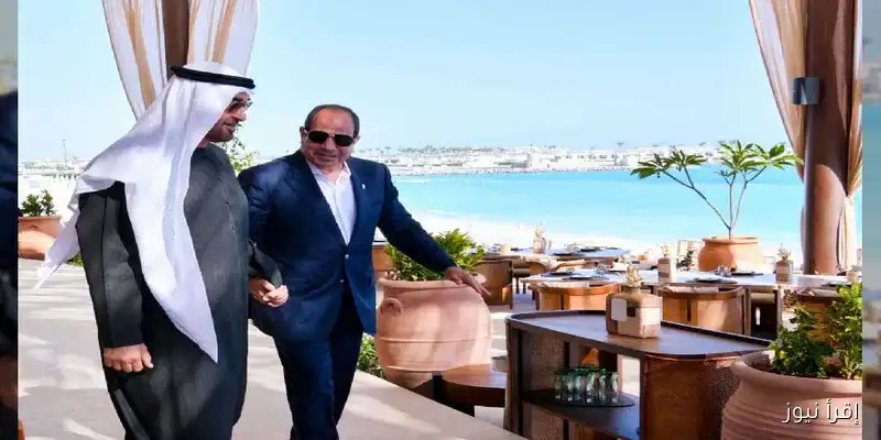 الرئيس السيسي والشيخ محمد بن زايد يتفاعلان مع المواطنين في العلمين: لحظات إنسانية مميزة في صور تذكارية