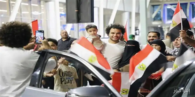 لحظة وصول أحمد ناصر ‘دبابة’ إلى مطار القاهرة: بطل حادثة سفارة مصر في لندن يتصدر العناوين (صور)