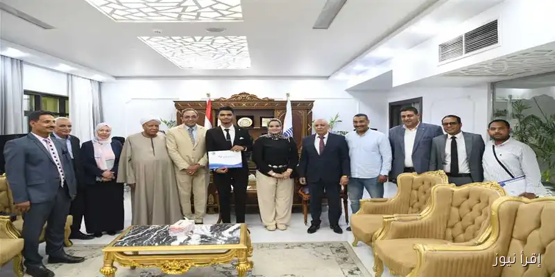 محافظ قنا يكرم أوائل خريجي مدرسة مياه الشرب والصرف الصحي بعقود عمل مميزة