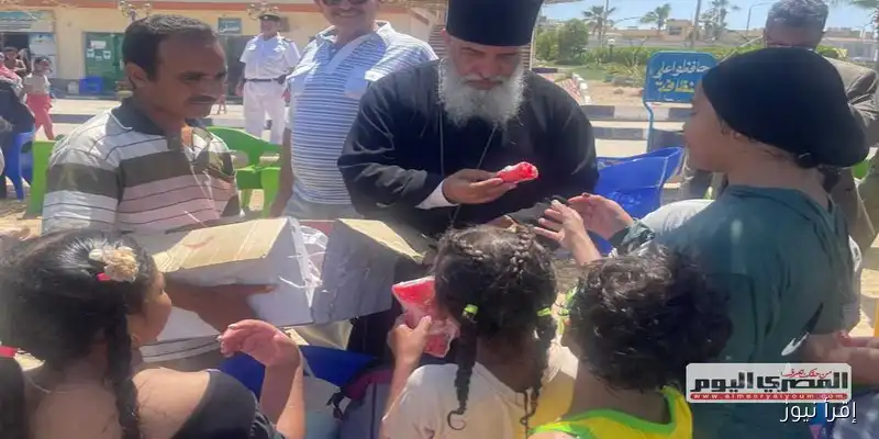 وكيل مطرانية الكاثوليك في الغردقة يحتفل بالمولد النبوي بتوزيع الحلوى على الأطفال – صور مبهجة من الحدث