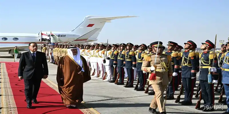 استقبال حافل: رئيس الوزراء يرحب بولي عهد مملكة البحرين في مطار القاهرة الدولي