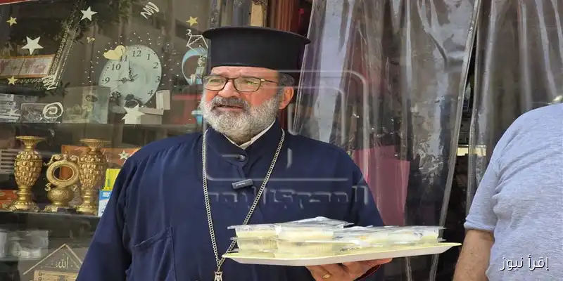 بمناسبة المولد النبوي: كاهن كنيسة في دمياط يوزع وجبات الأرز باللبن كرمز للتسامح والمحبة (فيديو)