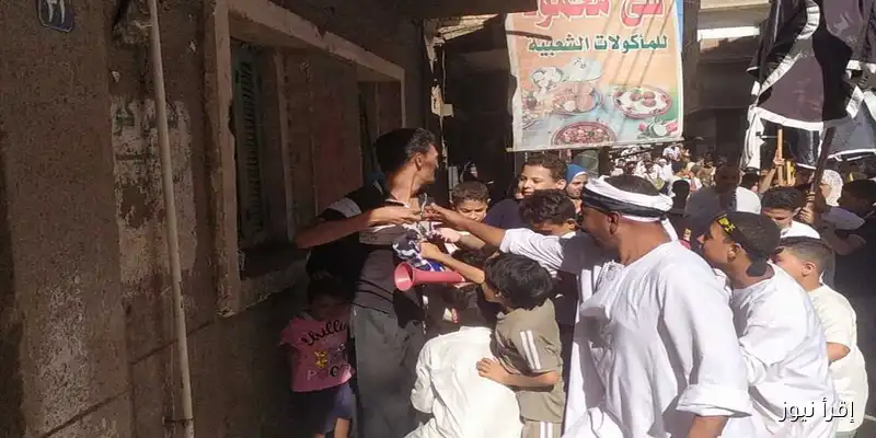 تعبير عن الوحدة الوطنية: قبطي يشارك في توزيع حلاوة المولد النبوي لأبناء أبوقرقاص (صور)