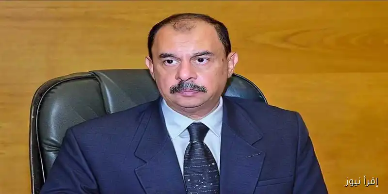 سكرتير عام سوهاج يوزع عقود تقنين الأراضي للمواطنين في مراكز المحافظة