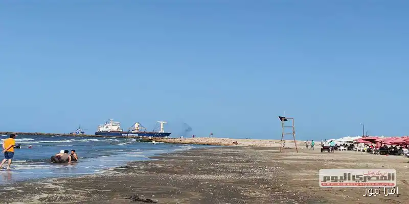 شاطئ بورسعيد: تحسن حالة البحر ولكن الإقبال لا يزال ضعيفًا وسط الراية السوداء