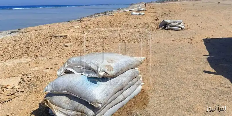 ظهور جديد: أجولة ردة تطفو من السفينة الغارقة أمام شاطئ فندق بالقصير (صور حصرية)