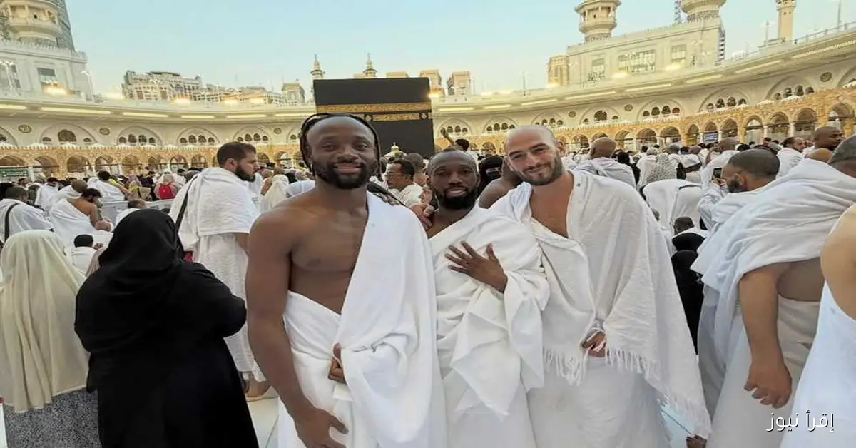 «فيستون ماييلي يغير اسمه إلى إبراهيم ويؤدي مناسك العمرة: صور مميزة من الرحلة الروحية»