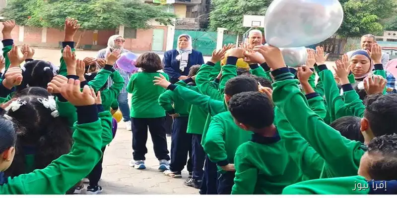 مدارس الجيزة تحتفل ببدء العام الدراسي الجديد بالبالونات والحلويات والنشيد الوطني