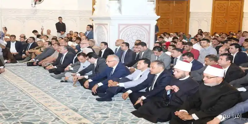 وزير الأوقاف ينضم إلى المصلين في جلسة ذكر وصلاة على النبي في الزقازيق (صور)