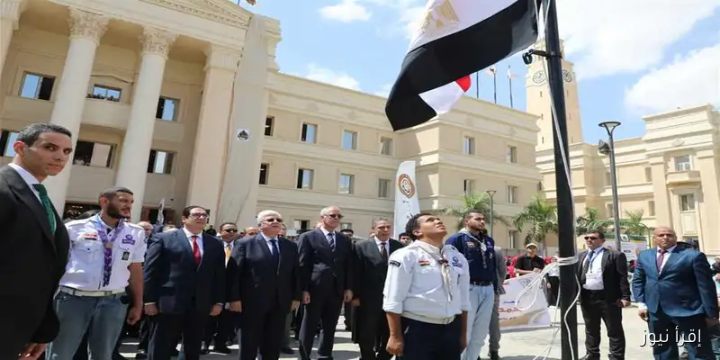 وزير التعليم العالي ورئيس جامعة القاهرة يشاركان في تحية العلم بمناسبة بدء العام الدراسي الجديد (صور)